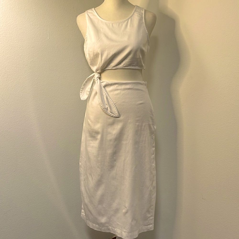 Forever 21 two piece cotton dress.  Ties at the middle to connect.  Size Small.